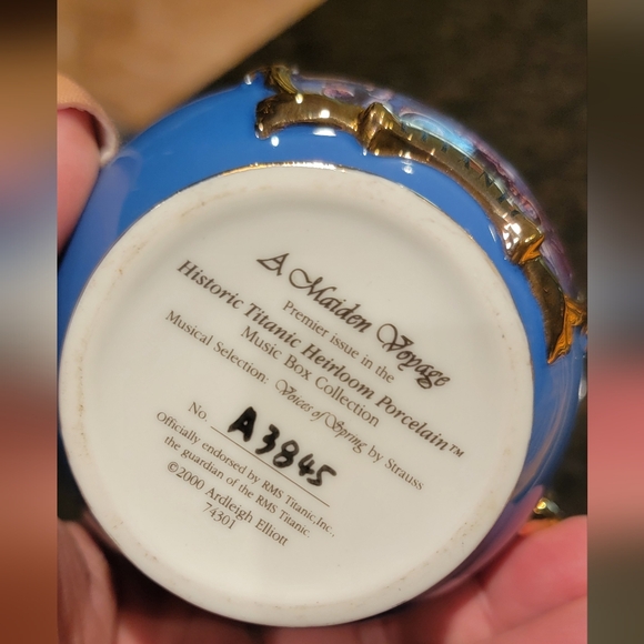 TITANIC Heirloom Porcelain Music Box Collection. FOURTH Issue - Picture 3 of 5